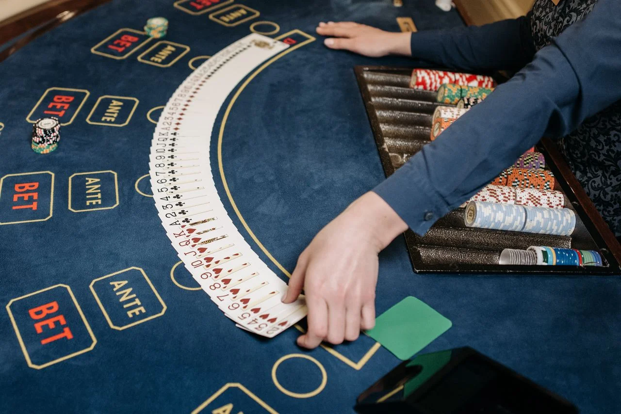 mn66 — Live Dealer, Slot hay game bài – casino phù hợp với ai?